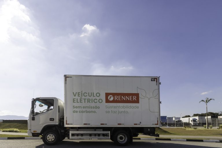 Renner passa a utilizar veículos elétricos na distribuição em São Paulo