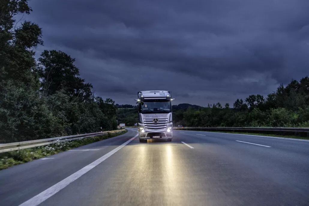 Mercedes-Benz GenH2 da Daimler Truck abastecido com hidrogênio
