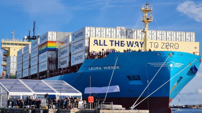 Primeiro navio porta-contêineres do mundo movido a metanol é batizado pela Maersk