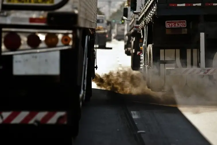 Transporte está entre as áreas que mais poluíram em 2022, diz KPMG