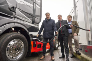 Dr. Markus Söder, Ministro Presidente da Baviera, Alexander Vlaskamp, ​​​​CEO MAN Truck & Bus, e Michael Halbherr, CEO ABB E-mobility.