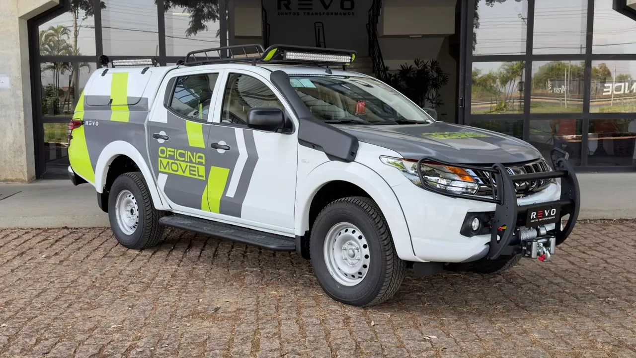 Mitsubishi L200 Triton Automática versão Oficina Móvel