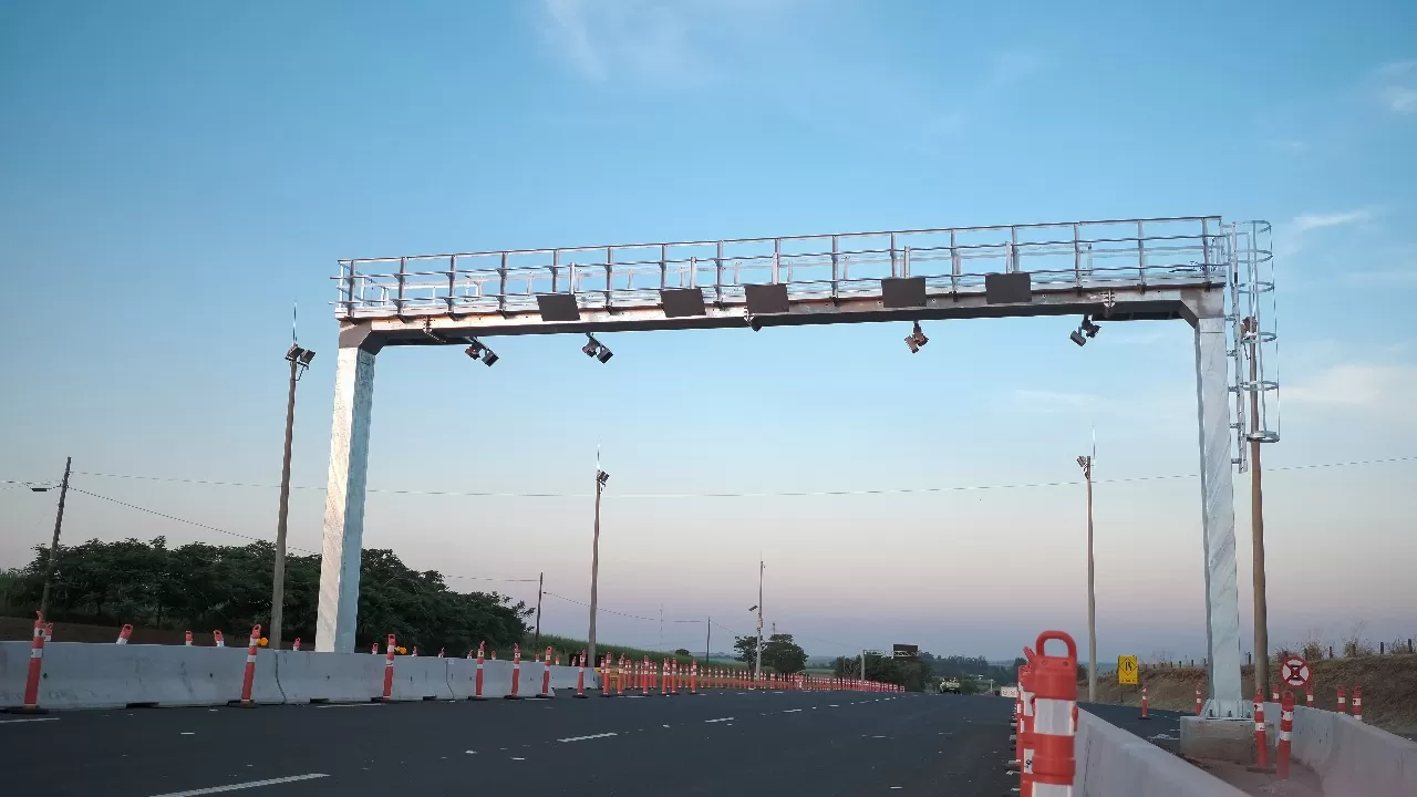 Pórtico do sistema Free Flow em instalação na SP-333