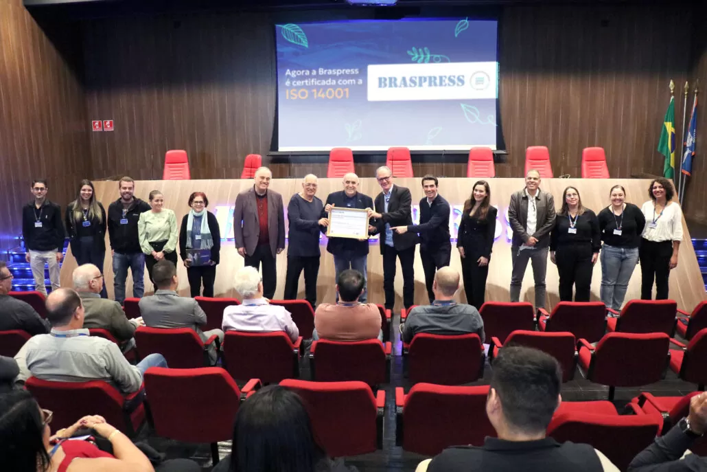 Ao centro, Urubatan Helou, Diretor-Presidente, junto com a Diretoria da Braspress e a equipe dos principais envolvidos no processo de certificação