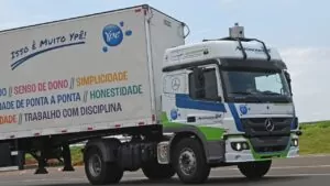 O caminhão da Ipê conta com tecnologia de direção autônoma de Nível 4 e opera em ambiente controlado.