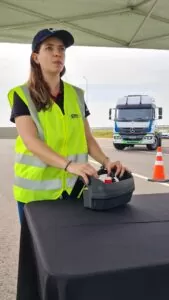 Asheley Tesser, engenheira de Desenvolvimento de Produto da Mercedes-Benz, dirige caminhão por rádio controle em demonstração.