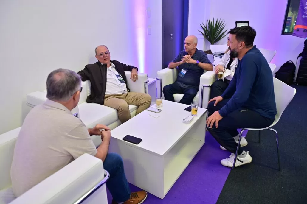 Elbert recebendo convidados no Lounge da ClickBus durante a Lat.Bus 2024