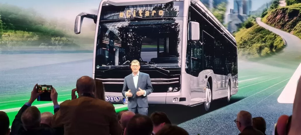 Till Oberwörder, CEO da Daimler Buses, apresentando o eCitaro durante coletiva de imprensa na IAA 2024