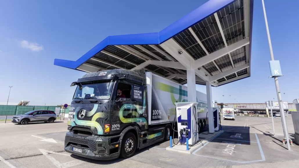 eActros abastecendo durante sua tour europeia de testes