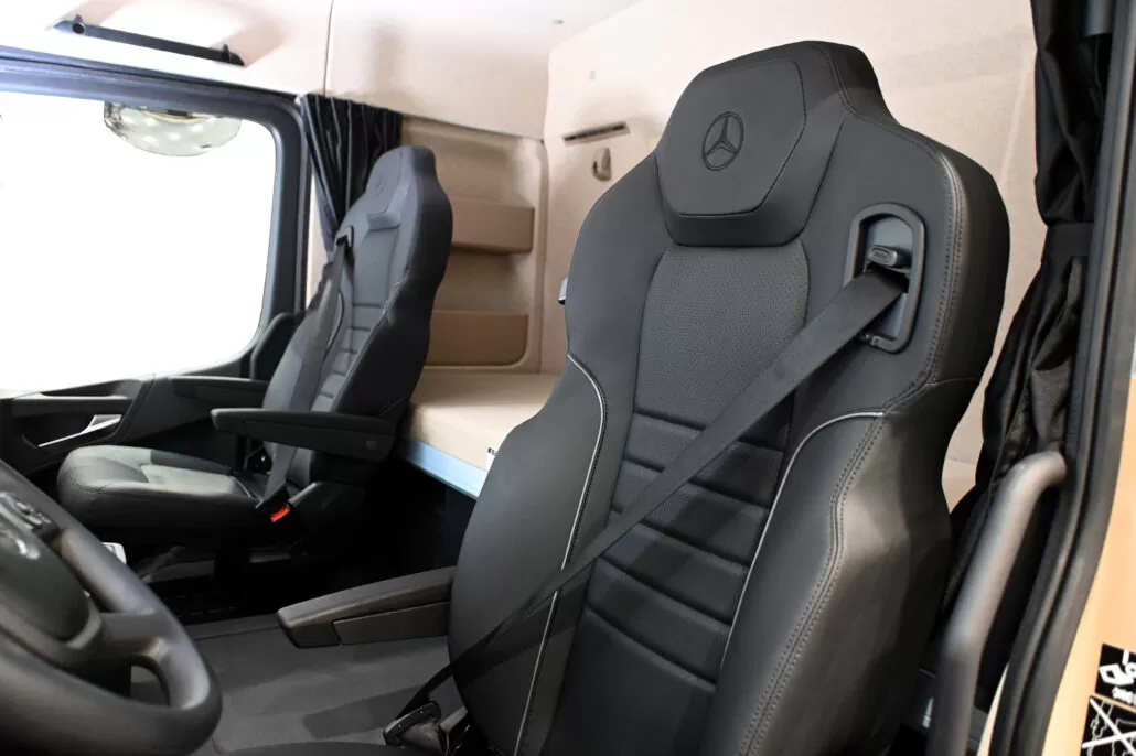 Interior do novo Arocs 4051 8x4