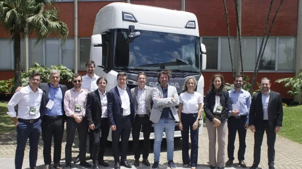 A foto reúne representantes da Scania, Necta e do InvesteSP | Divulgação
