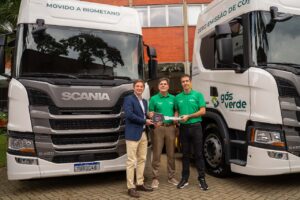 Cerimônia na fábrica da Scania marca a entrega dos primeiros veículos para a Gás Verde