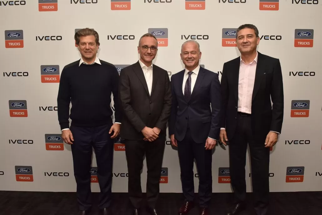 Estiveram presentes na cerimônia de assinatura Güven Özyurt, gerente geral da Ford Otosan; Emrah Duman, vice-presidente da Ford Trucks; Olof Persson, CEO do Iveco Group; e Luca Sra, presidente da Unidade de Negócios de Caminhões do Iveco Group.
