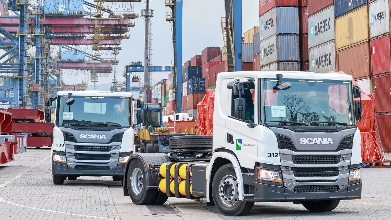 Os caminhões Scania P 340 movidos a GNC já estão em operação no Tecon Santos | Foto: Divulgação