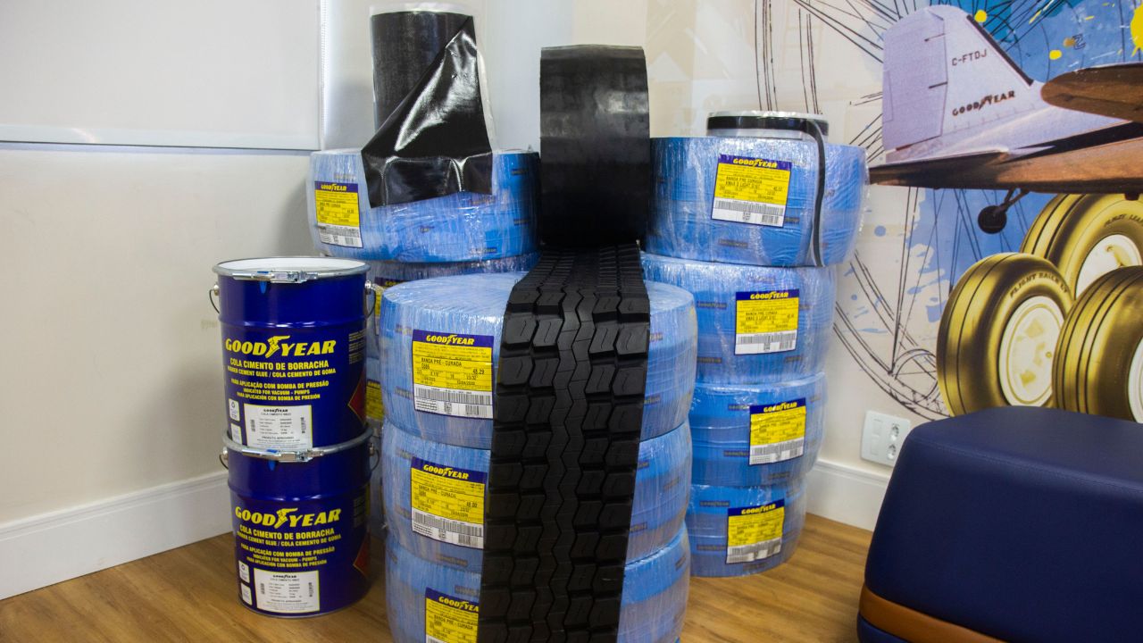 A Goodyear produz mais de 150 tipos diferentes de bandas de recapagem nas categorias premium, leve e ultra leve