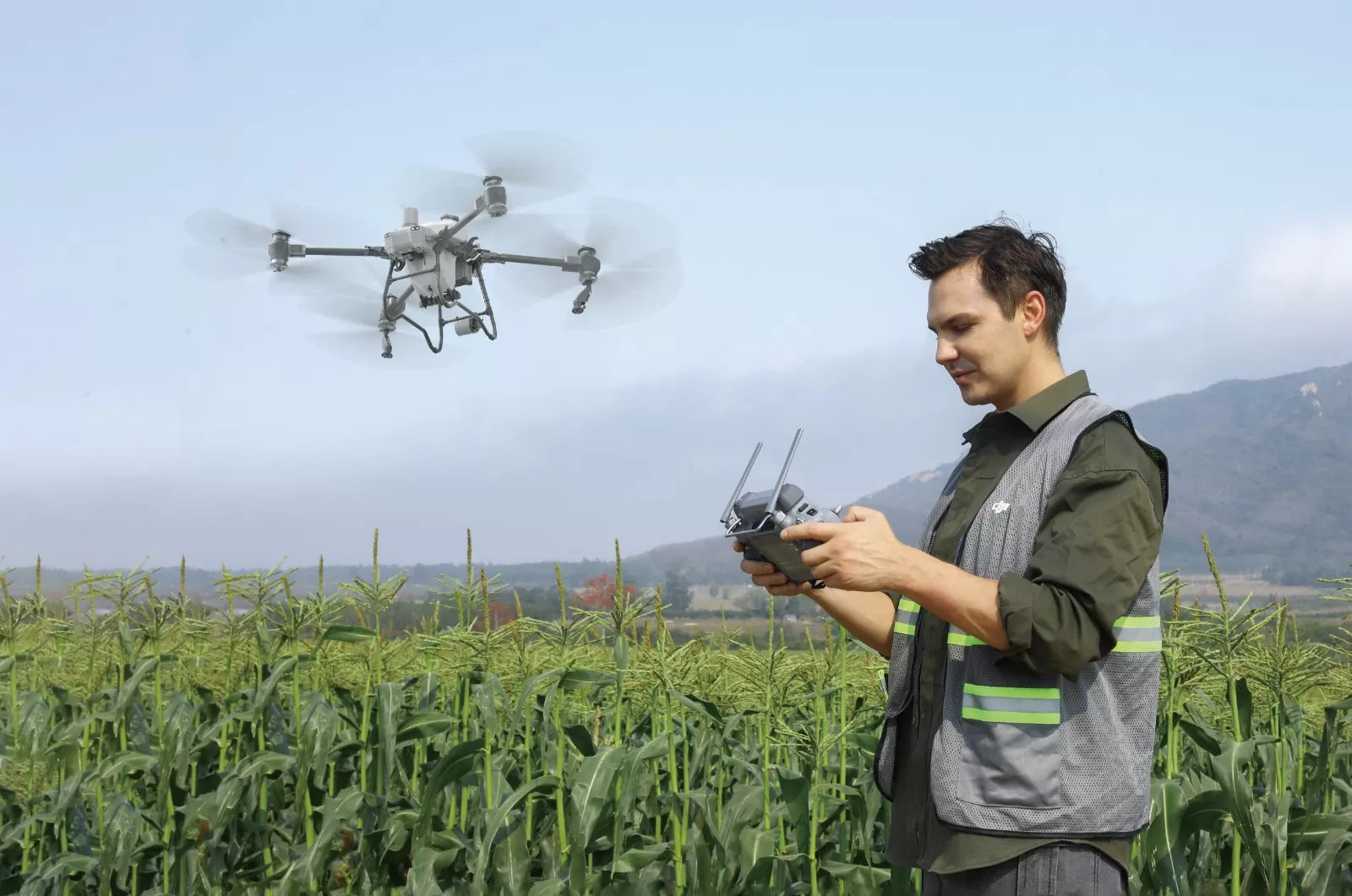 Operador controla drone para uso na distribuição de adubos