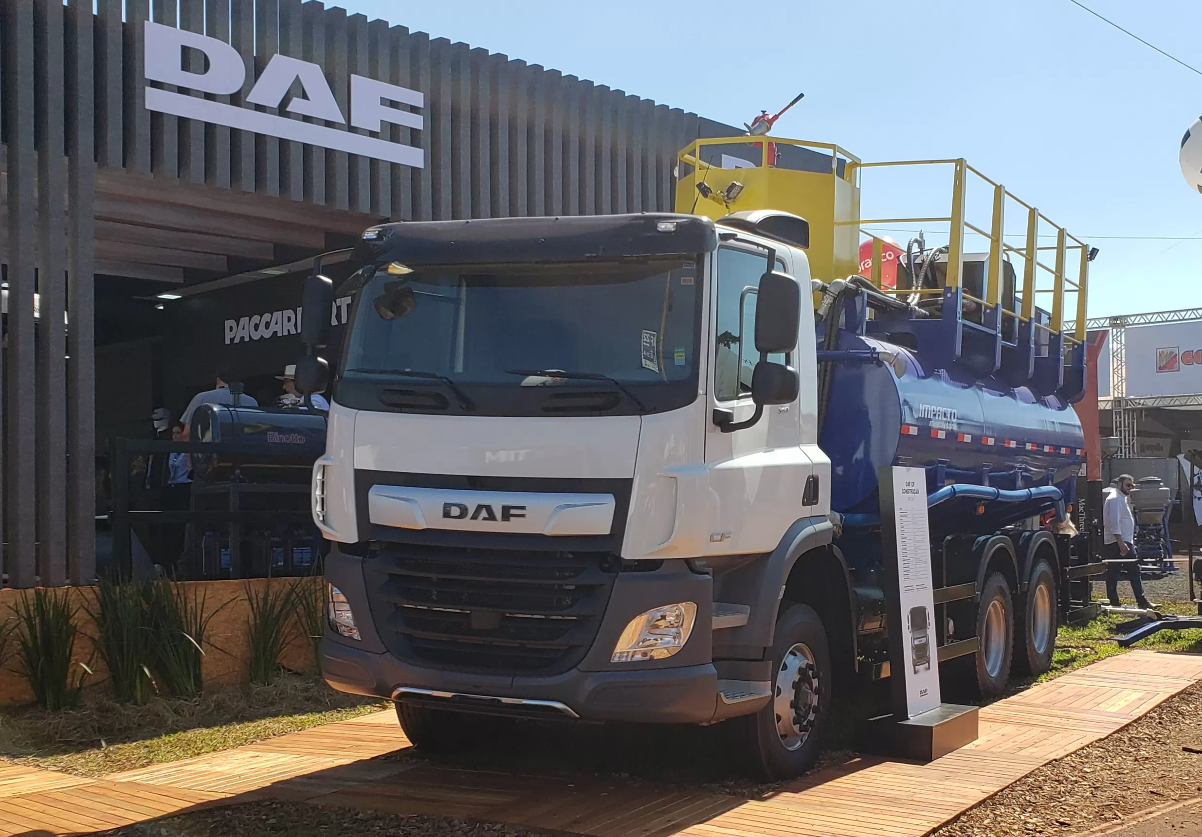 Agrishow mostra dois novos caminhões vocacionais DAF para uso no agro