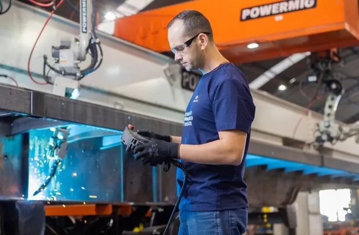 ABRE librelato implementosnet 2024 04 célula robotizada de soldagem de chassi