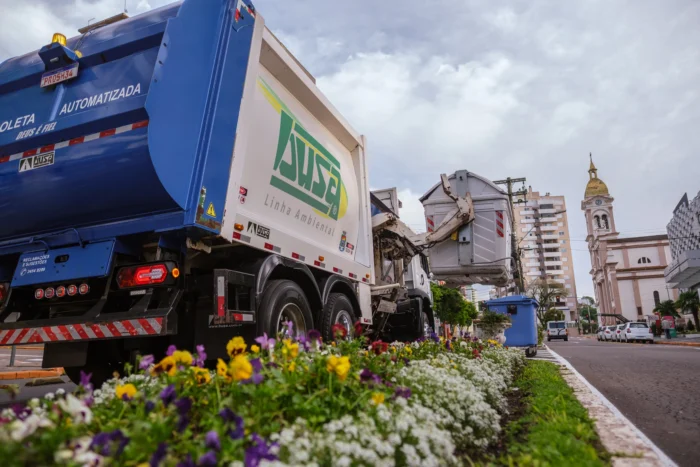 Busa coletor lateral 2 Coleta de residuos na cidade, com coletor da Busa