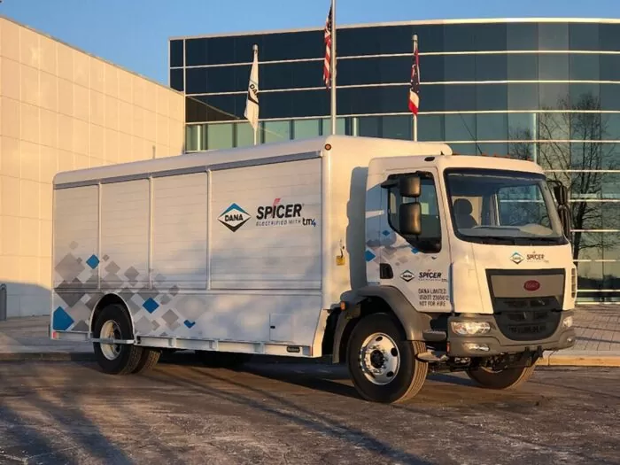 Veiculo eletrico DANA Caminhão equipado com sistemas de acionamento direto Spicer Electrified