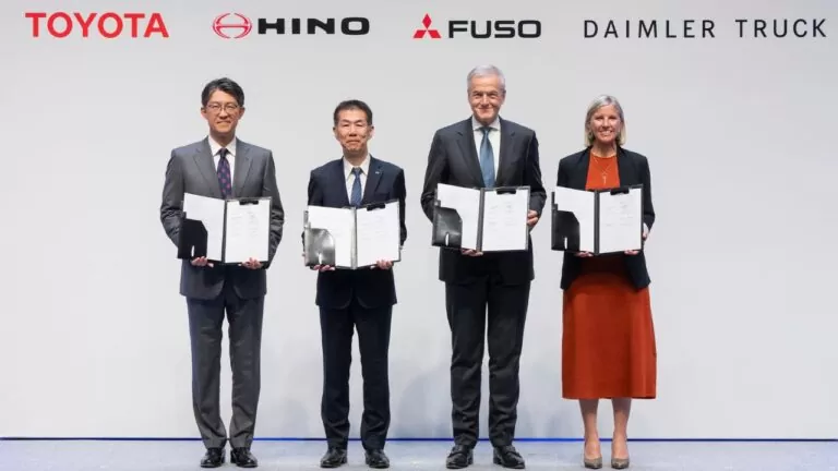 Da esquerda para a direita, respectivamente: Koji Sato, CEO da Toyota; Satoshi Ogiso, CEO da Hino; Karl Deppen, CEO da Mitsubishi Fuso e CEO designado da nova holding; e Karin Rådström, CEO da Daimler Truck.