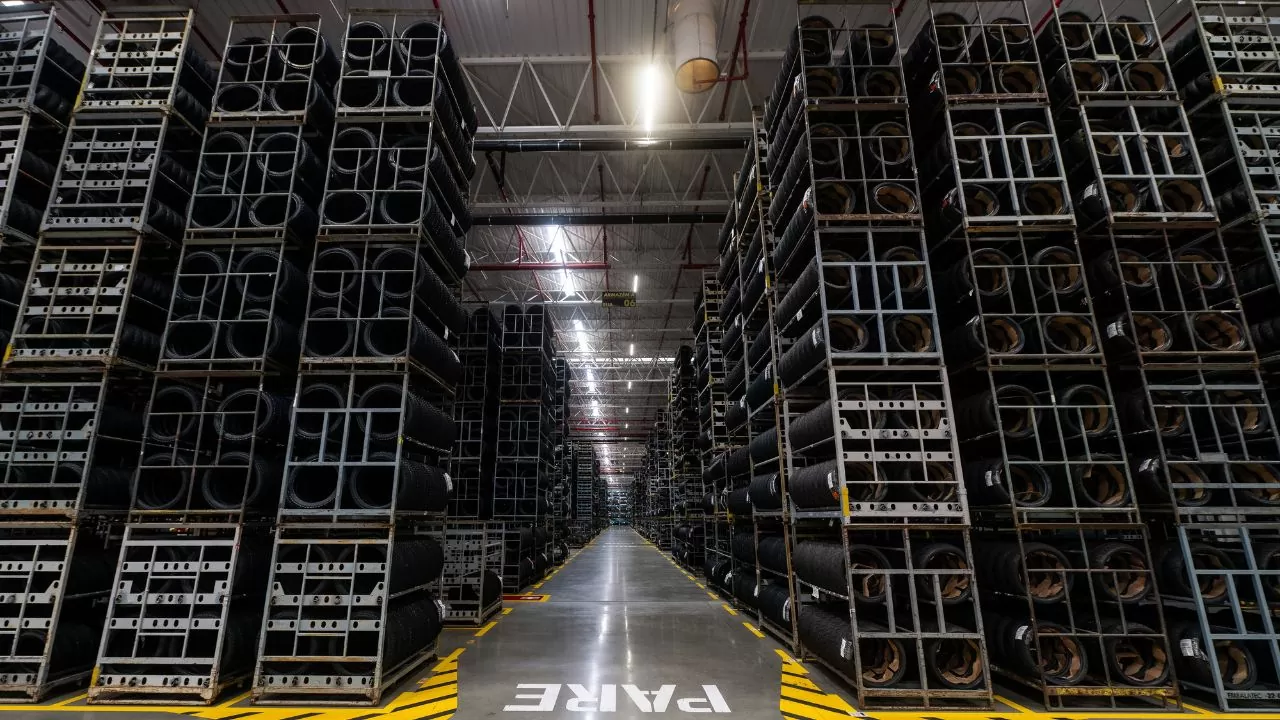 Estoque dos pneus Pirelli Estoque dos pneus Pirelli
