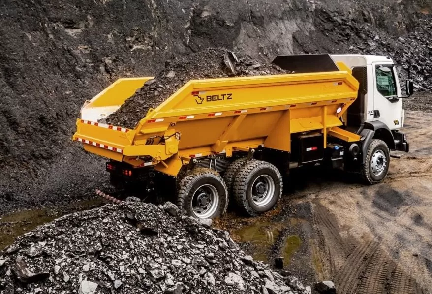 Caçamba Beltz equipada com tecnologia Beltz: descarga controlada, sem ajuda da gravidade