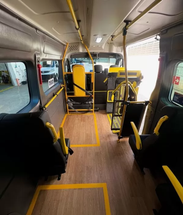 Interior de uma van modificada para o transporte de PCDs Interior de uma van modificada para o transporte de PCDs