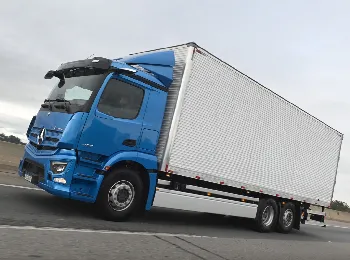 Mercedes-Benz do Brasil conclui teste de longo percurso com caminhão elétrico eActros 400