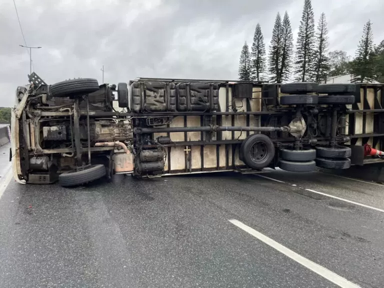 acidente com caminhões