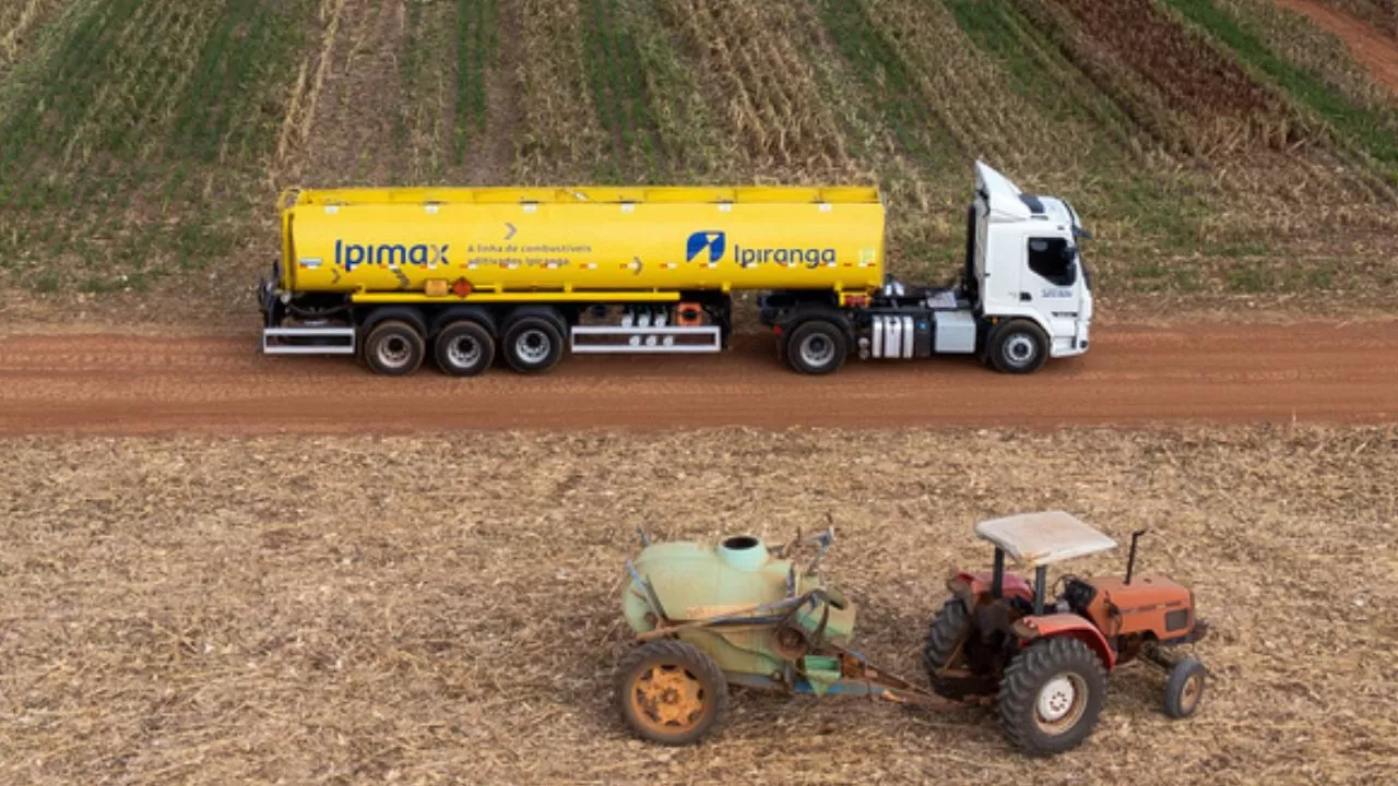 Caminhão tanque da Ipiranga em meio a um campo de algodão Caminhão tanque da Ipiranga em meio a um campo de algodão