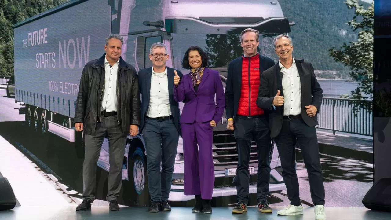 (da esquerda para a direita): Dr. Alexander Keßel (Diretor de Logística e Digitalização, MAN Truck & Bus), Prof. Dr. Helmut Schönenberger (Fundador e CEO, UnternehmerTUM), Dr. Sandra Bogdanovic (Universidade Técnica de Munique, Representante da Presidência para Filantropia e Engajamento), Dr. Frederik Zohm (Membro do Conselho Executivo para Investigação e Desenvolvimento, MAN Truck & Bus), Dr. Philipp Gerbert (CEO TUM Venture Labs)