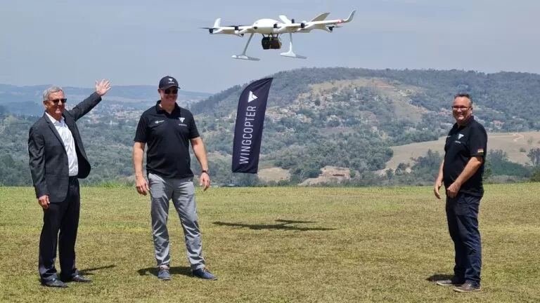 Fabio Rebello, CEO da Synerjet Brasil, e Armando Gessinger, Head of Sales at Wingcopter, durante a demonstração de voo do Wingcopter 198 com sensor LiDAR
