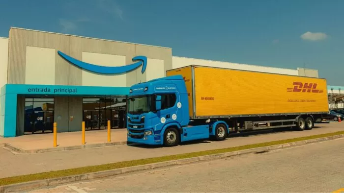 Scania 30G com carreta DHL em CD da Amazon