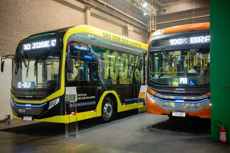 Ônibus da Eletra em exposição na Arena ANTP