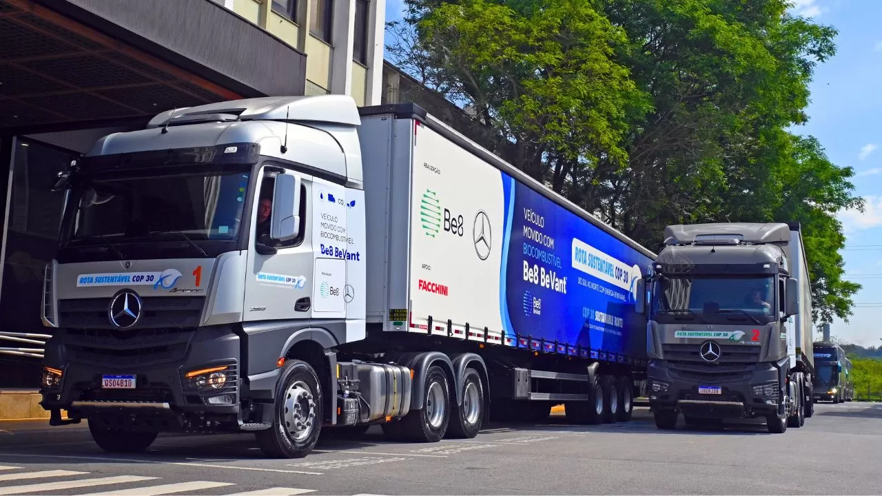 A Mercedes-Benz e a Be8 estão promovendo uma caravana com um caminhão e um ônibus movidos totalmente a biocombustível para a COP30