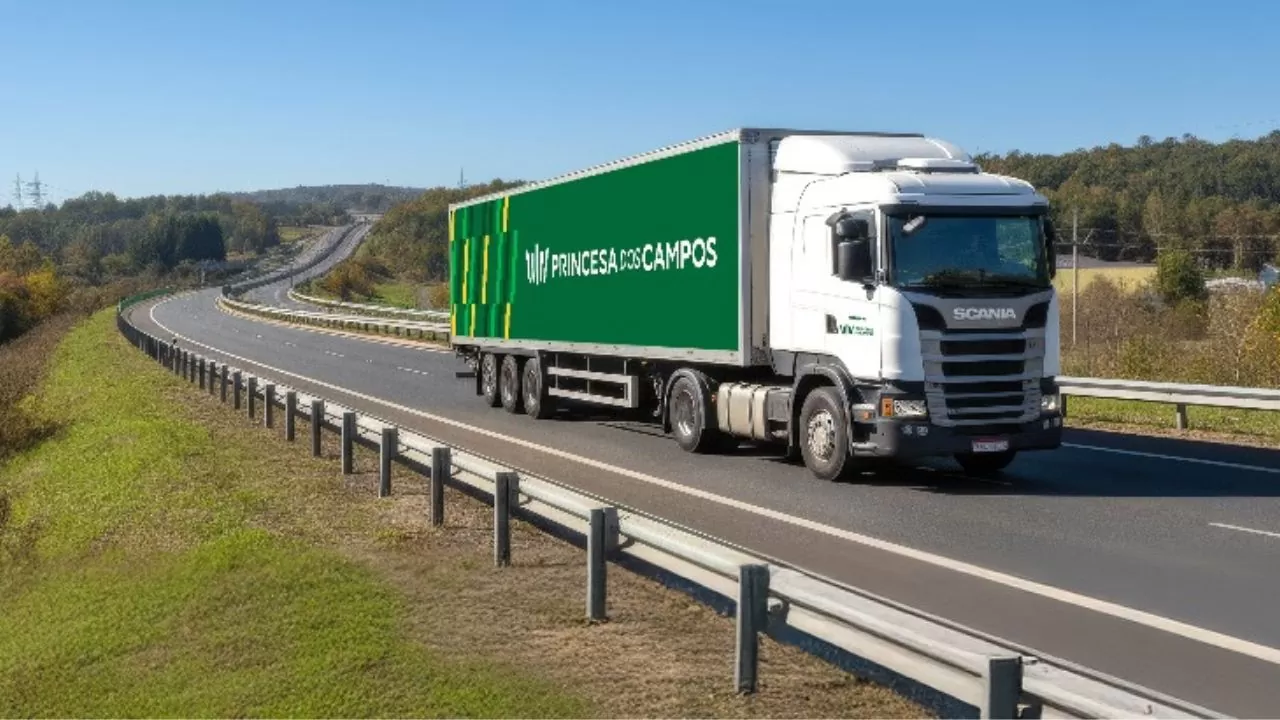 Lona personalizada identifica o sider utilizado no transporte de cargas da Princesa dos Campos | Foto: Divulgação