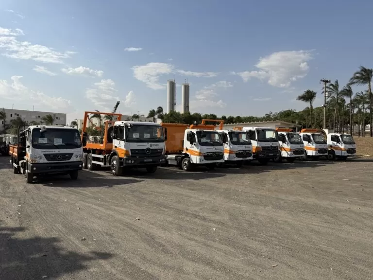 Mercedes-Benz e Rodobens entregam 114 caminhões para a Constroeste