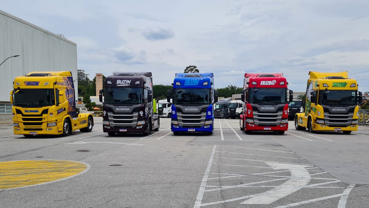 Buzin Transportes decora caminhões com temas de futebol