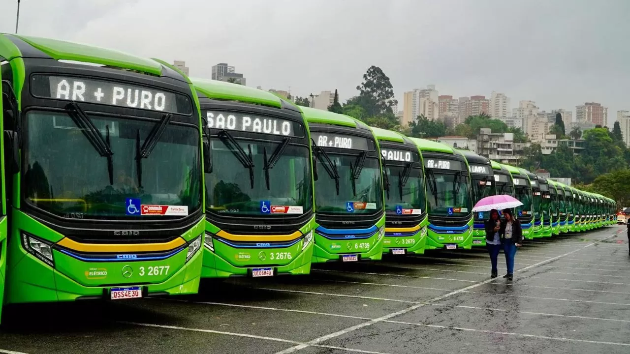 Frota de ônibus elétricos de SP sob chuva Frota de ônibus elétricos de SP sob chuva