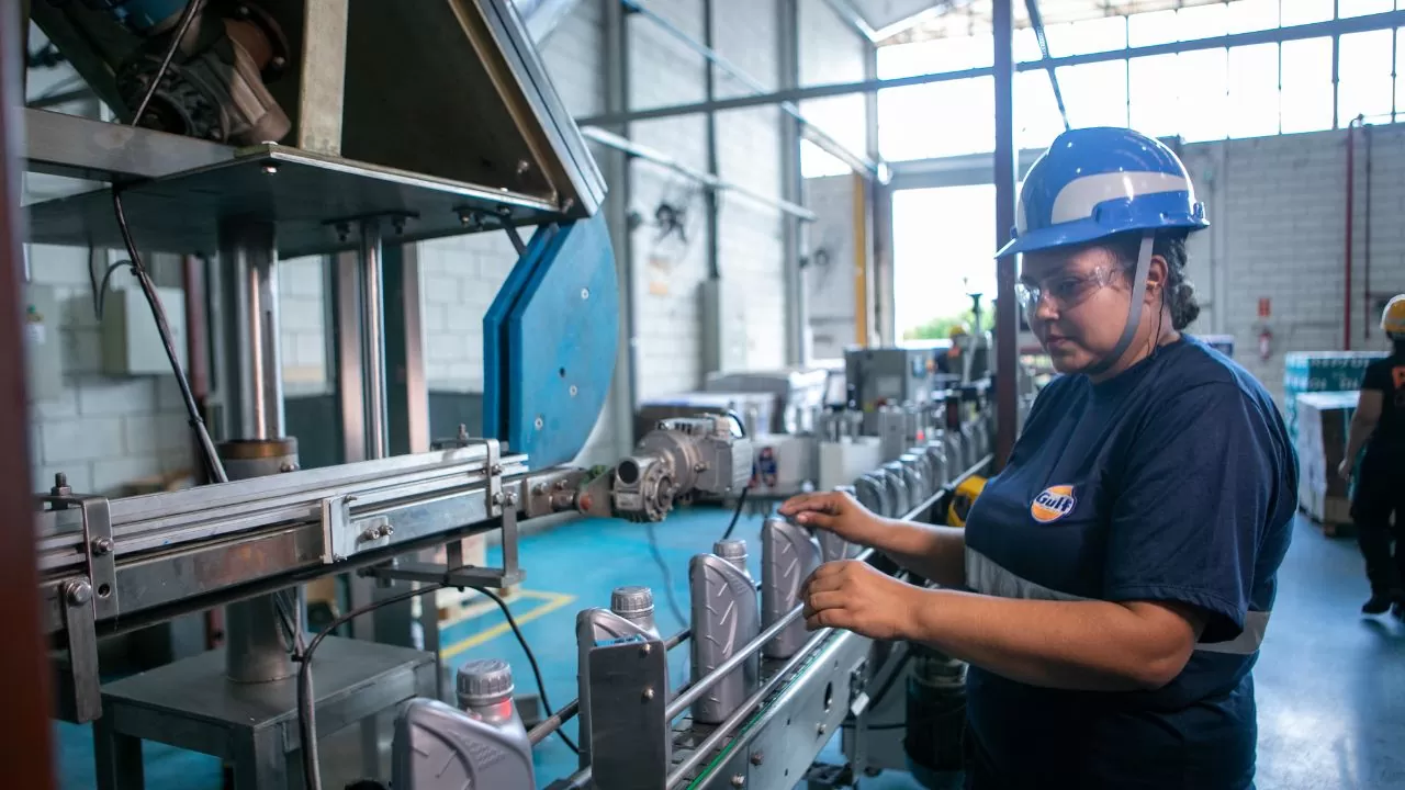 Linha de produção na fábrica da Gulf Oil em Iperó Linha de produção na fábrica da Gulf Oil em Iperó