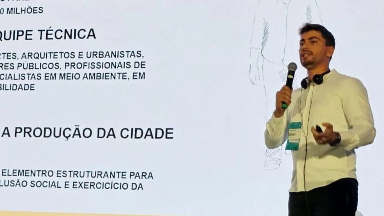 Luã Henrique Ferreira, diretor de engenharia de tráfego e mobilidade de Palmas, durante a apresentação técnica. – Foto por Valéria Oliveira..