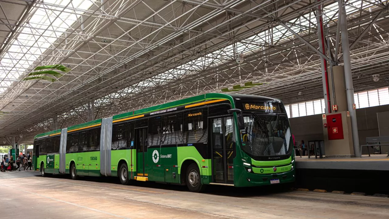 1 BRT de Goiânia se torna referência em mobilidade sustentável com adoção de ônibus biarticulado elétrico pela primeira vez