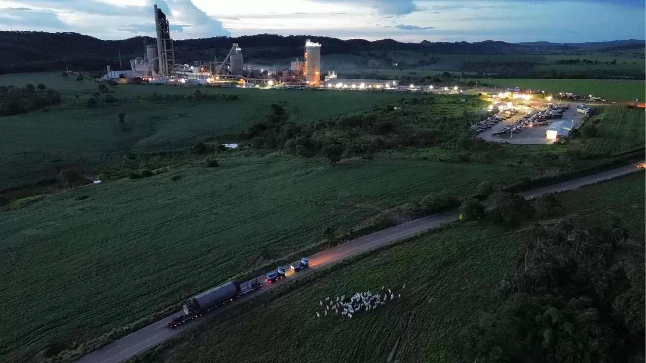Equipamento de 210 toneladas viajou durante nove meses da China até o interior de Goiás Equipamento de 210 toneladas viajou durante nove meses da China até o interior de Goiás