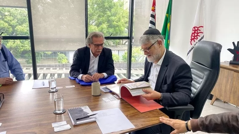 Executivos da FuMTran e do Memorial da América Latina em assinatura da parceria