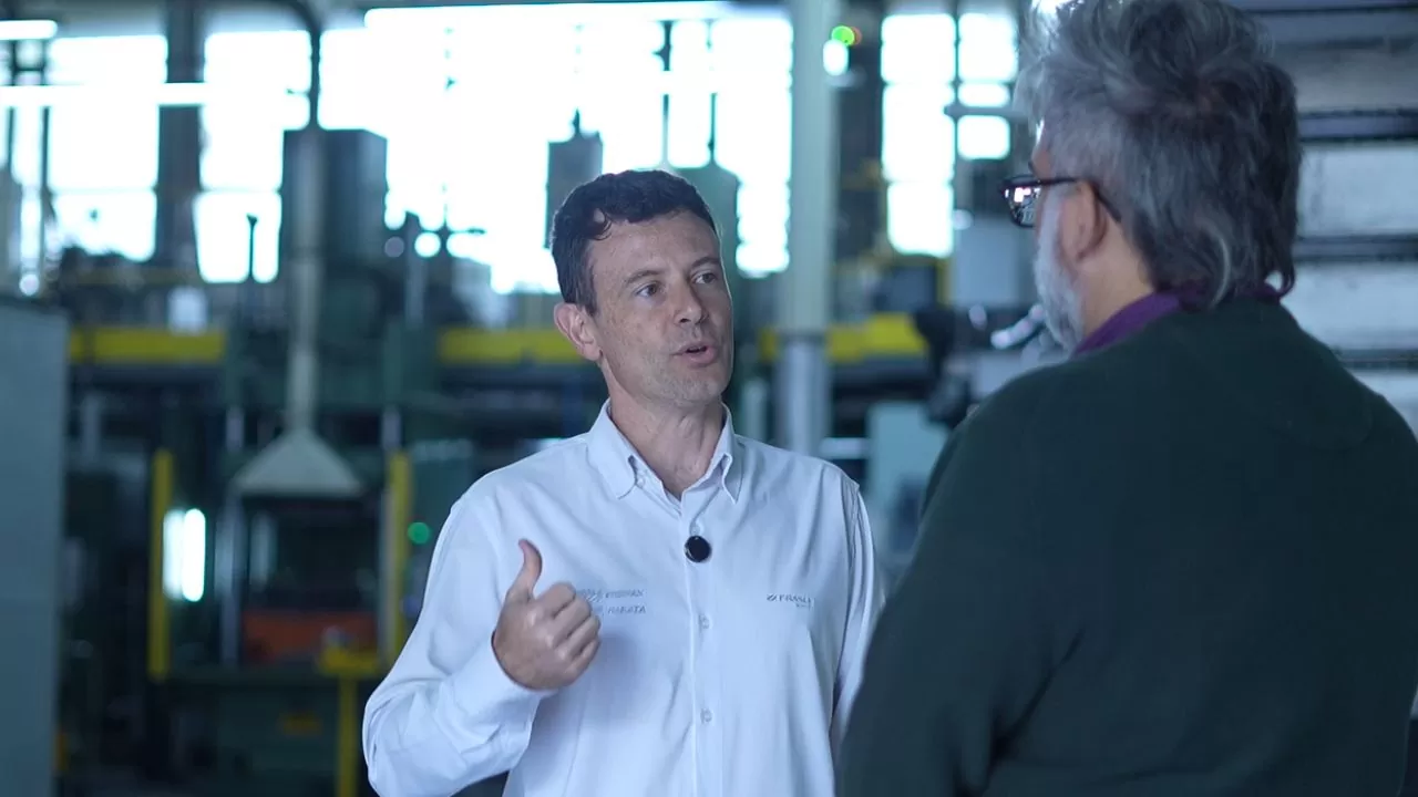 Mazotti explica as atividades da mini fábrica no documentário produzido por Frota&Cia Mazotti explica as atividades da mini fábrica no documentário produzido por Frota&Cia