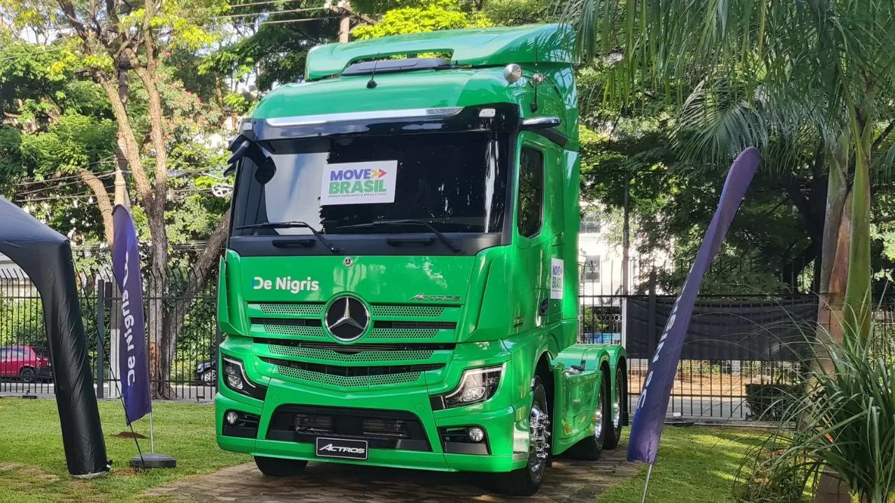 Mercedes -enz Axor com adesivo do programa federal Move Brasil