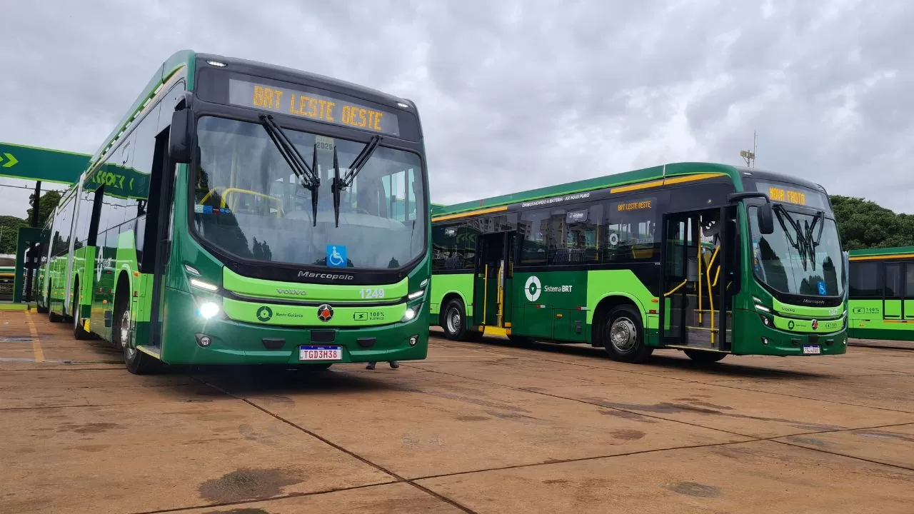 Ônibus bi articulados com carroceria MArcopolo Attivi sobre chassis Volvo BZRT de 28 metros