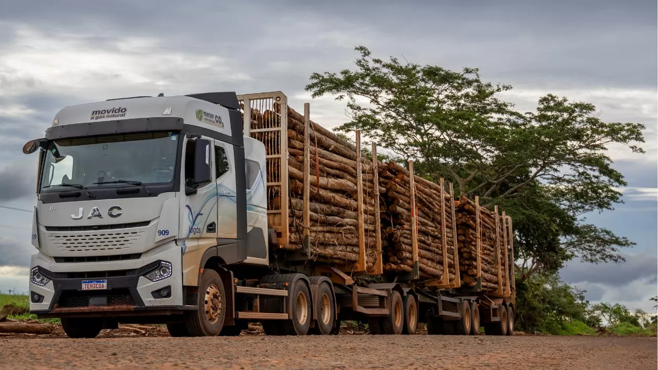 Os caminhões JAC Q7 560 6x4 estão sendo testados em diferentes tipos exigentes de operações Os caminhões JAC Q7 560 6x4 estão sendo testados em diferentes tipos exigentes de operações