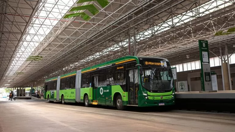 Volvo BZRT biarticulado em Goiânia